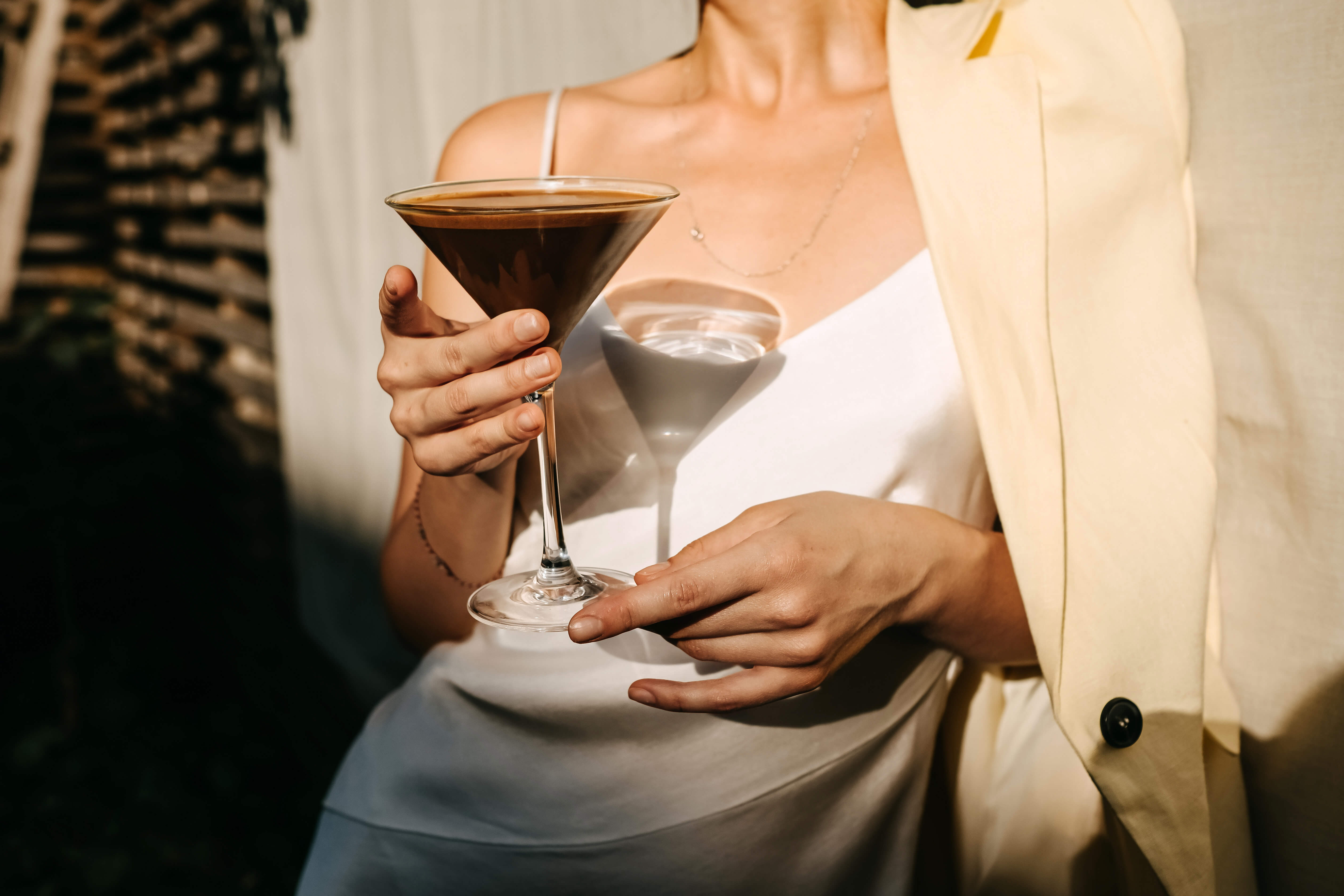 Frau mit Espresso Martini und Poetry Pure Vodka